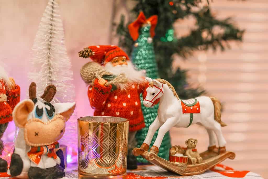 How to Decorate for the Holidays If an Urn is on Display